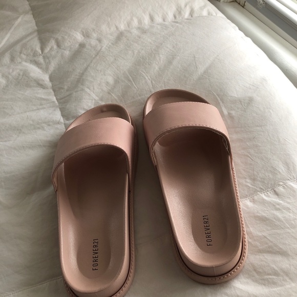 Women’s Forever 21 Slides - Picture 3 of 3